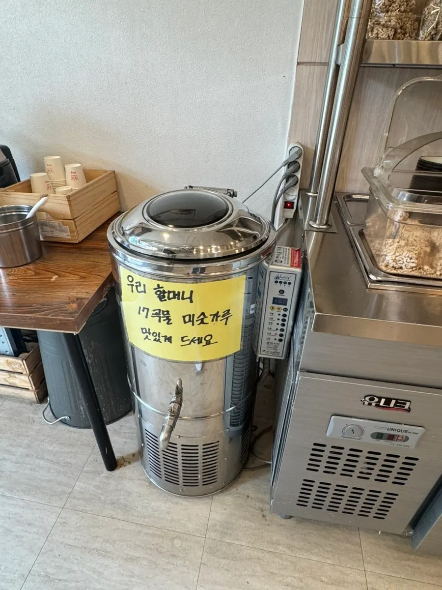 Seokbakji and napa kimchi at the self-serve station