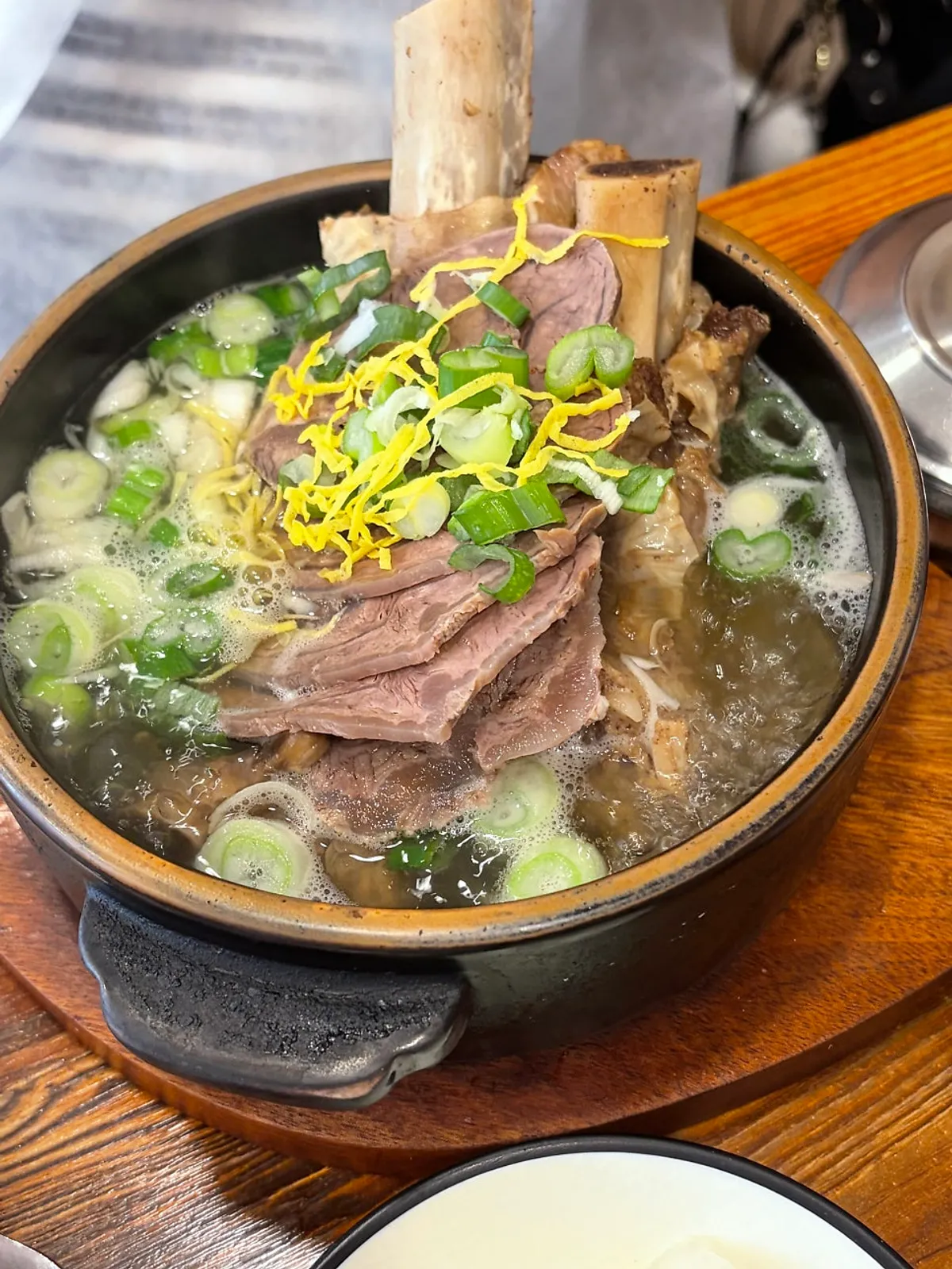 뚝배기에 담긴 회기왕갈비탕 갈비탕 한 상
