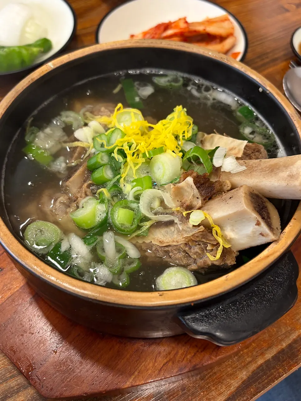 갈비탕과 공기밥이 놓인 상차림