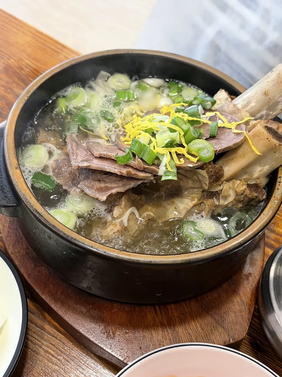 부드러운 갈비를 건져 올린 모습