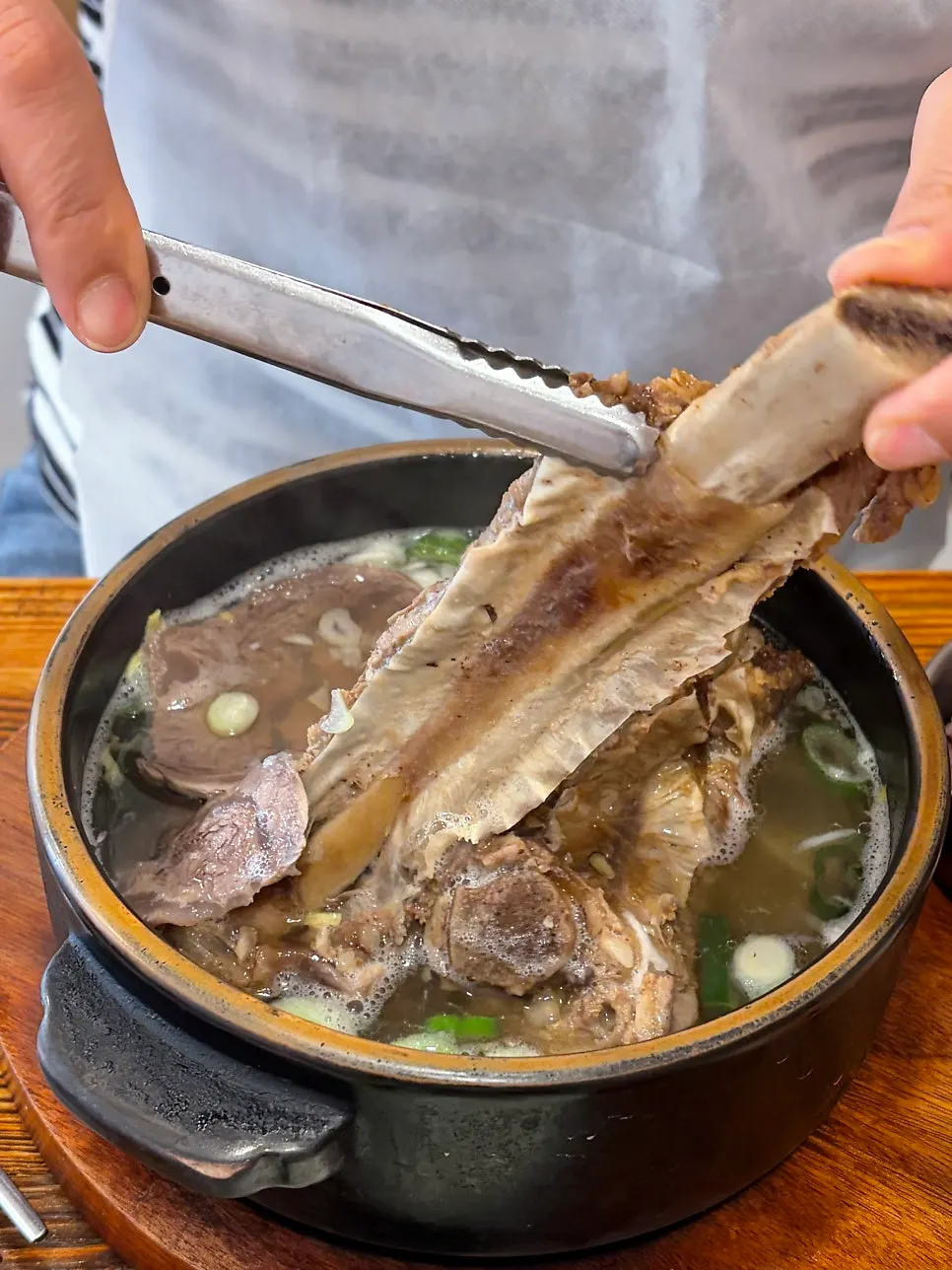 고기듬뿍 아롱사태 갈비탕 뚝배기
