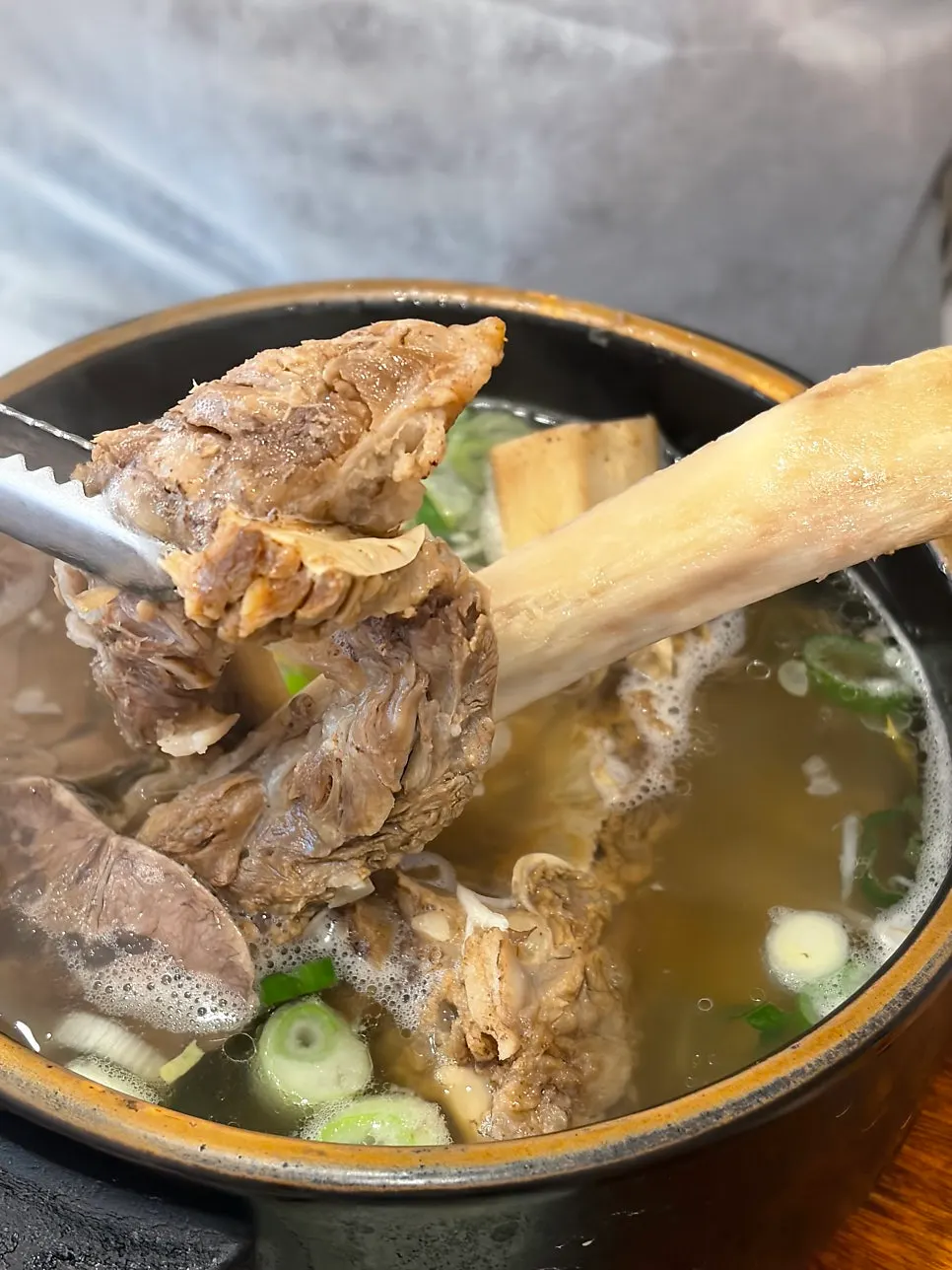 뼈에 붙은 고기가 많은 갈비탕 클로즈업