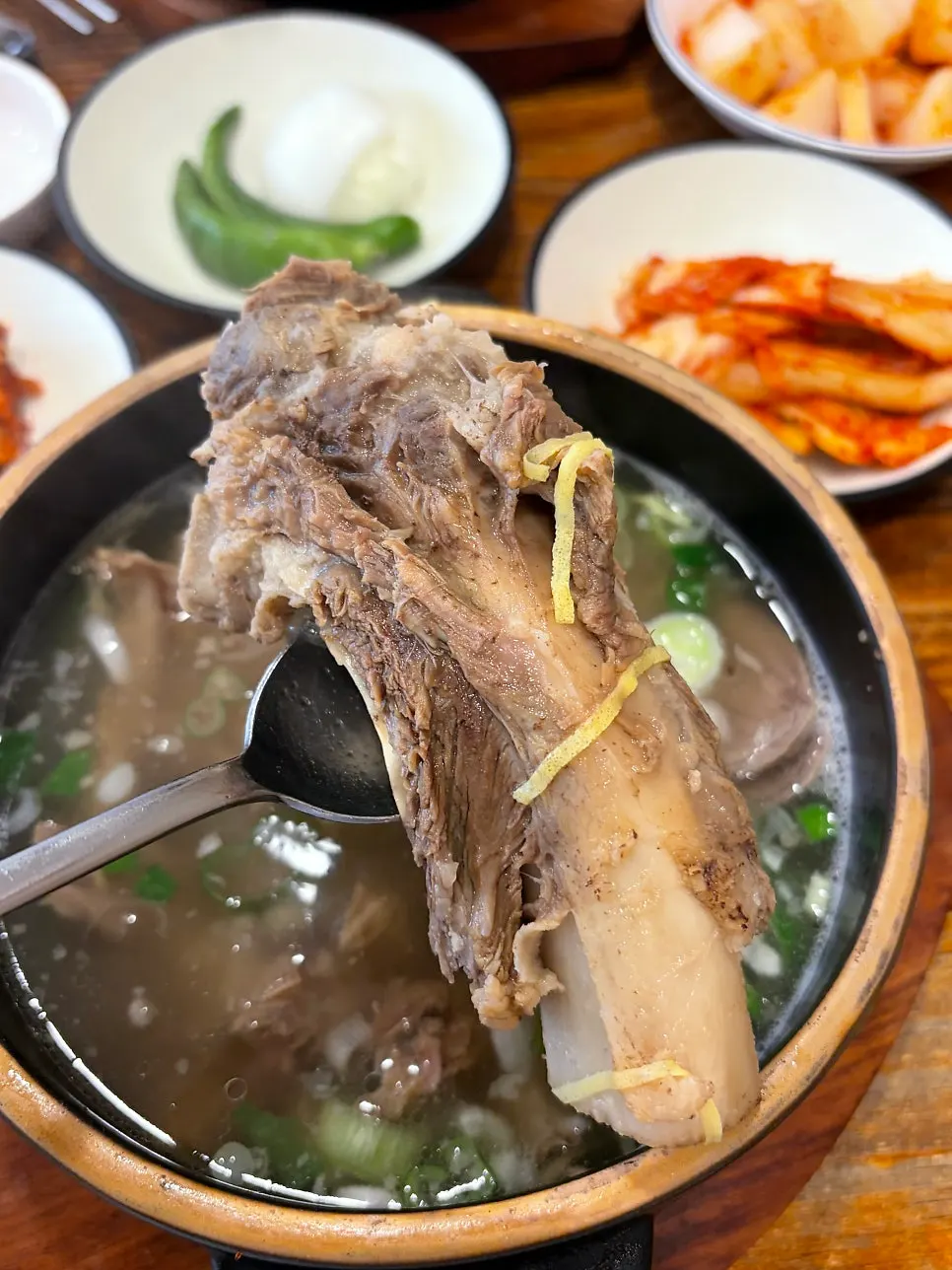 큰 뚝배기에 가득 담긴 갈비탕
