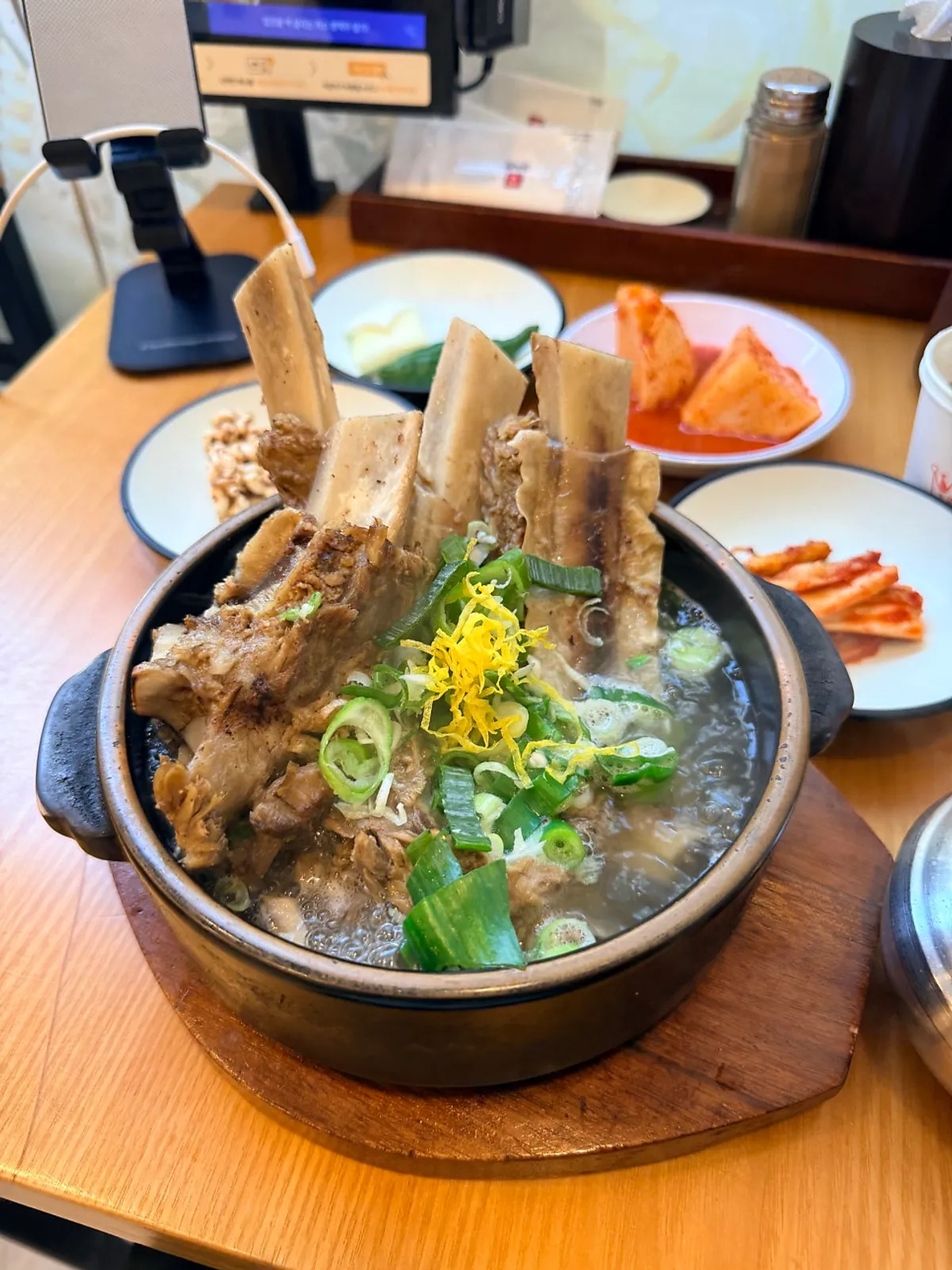 Full table setting of wang galbitang at Hoegi Wang Galbitang