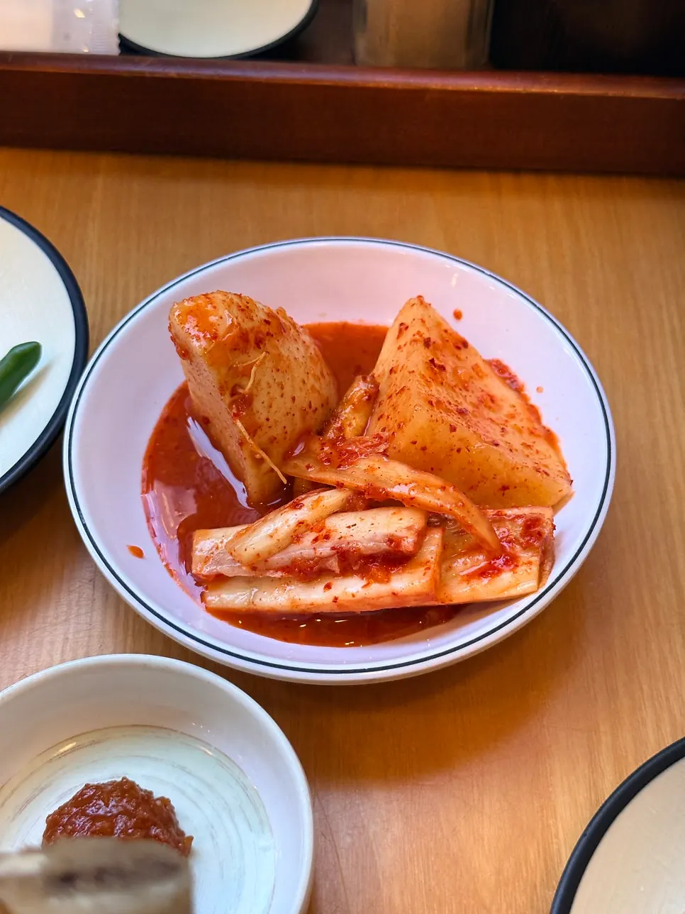 Eating galbitang together with kimchi