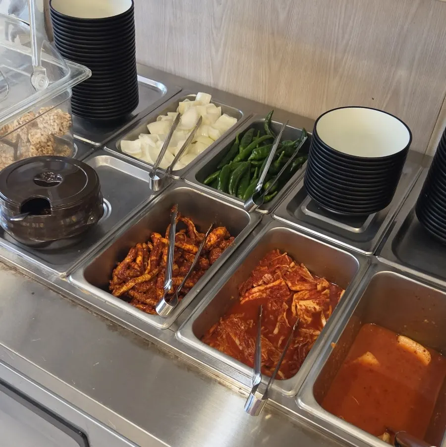 더덕과 겉절이가 놓인 반찬 셀프 코너