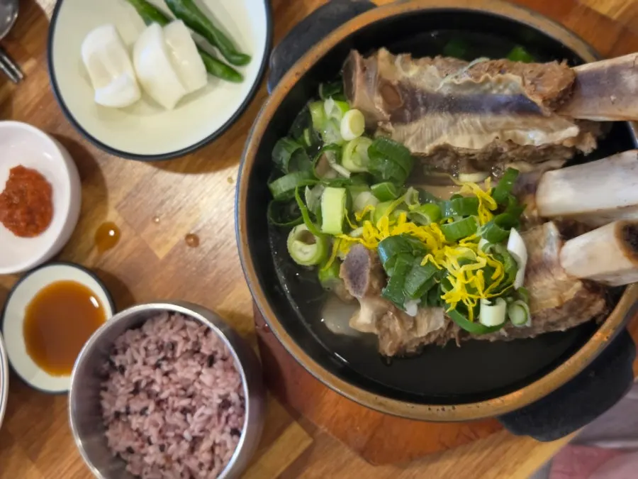 살코기가 붙은 갈비대 가로 사진