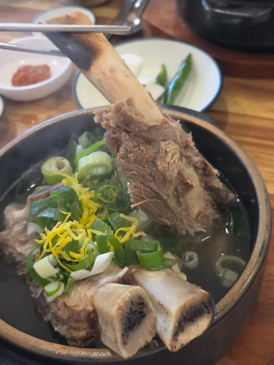 국물 위로 드러난 통갈비