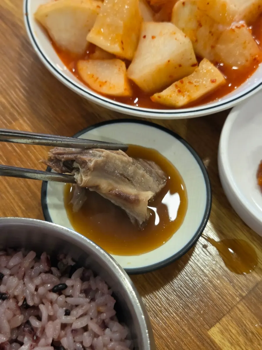 가위로 손질한 큼직한 갈비 살코기