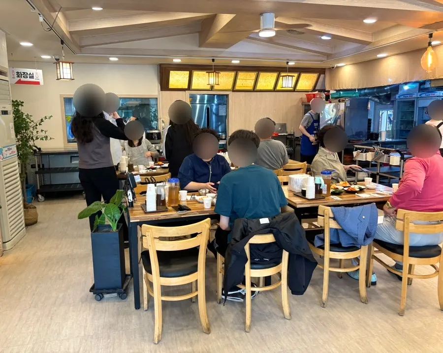 View of the dining hall tables at Hoegi Wang Galbitang
