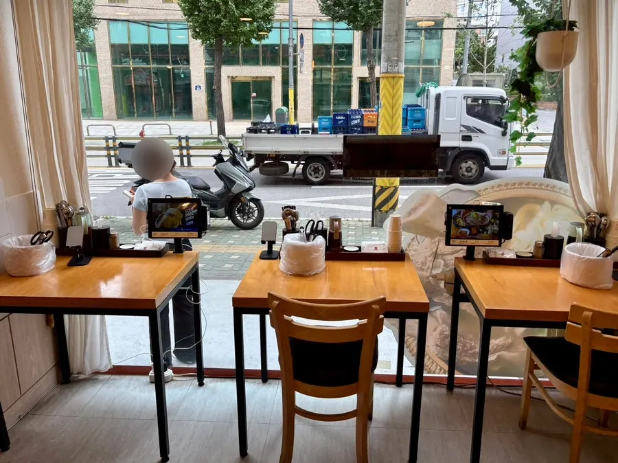 Busy lunchtime dining hall at Hoegi Wang Galbitang