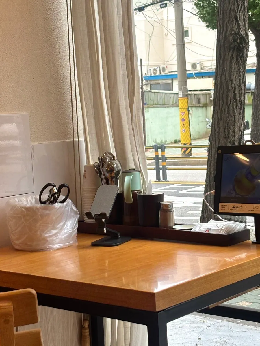 Window-side solo seat with a phone stand