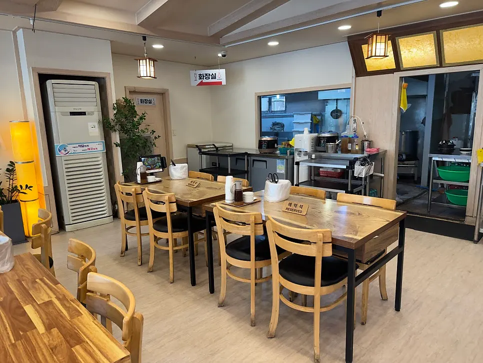 늦은 점심시간에도 손님이 이어지는 회기왕갈비탕 내부