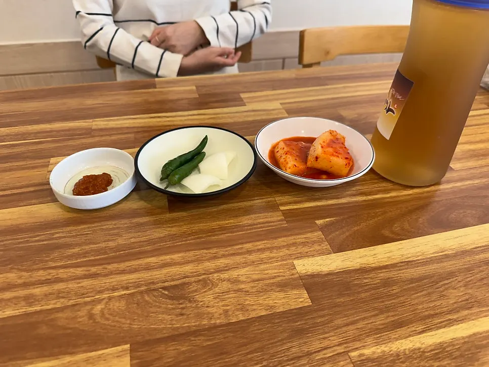 창가에 마련된 1인 혼밥 자리