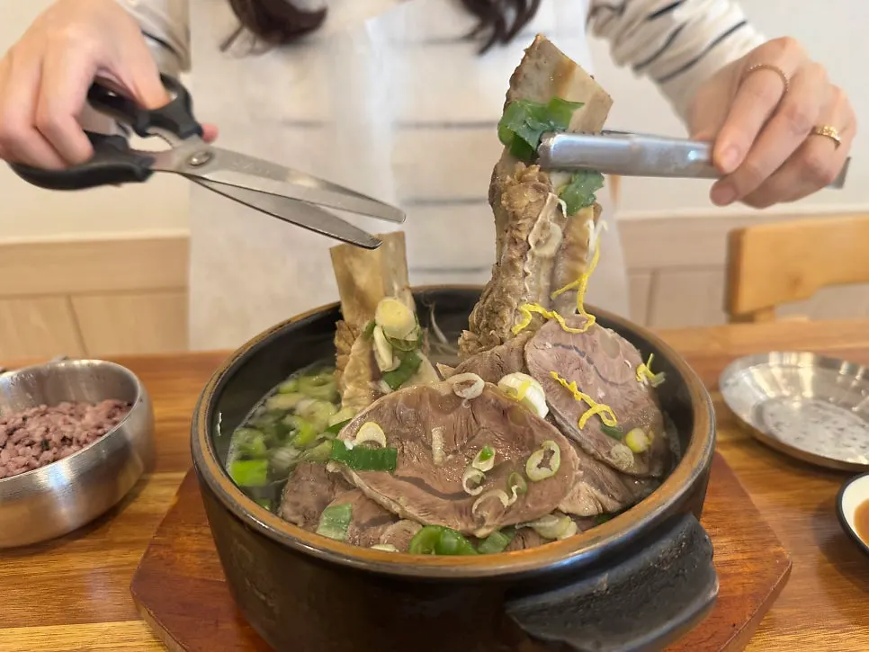 상에 함께 차려진 갈비탕 두 그릇