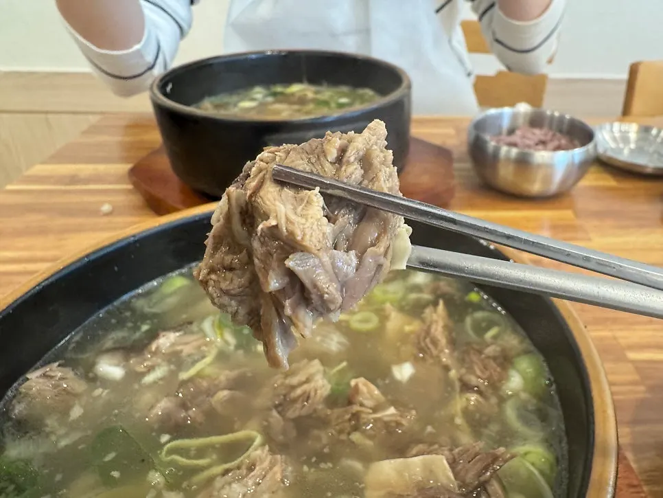 큼직한 갈비가 들어간 기력회복 특왕갈비탕