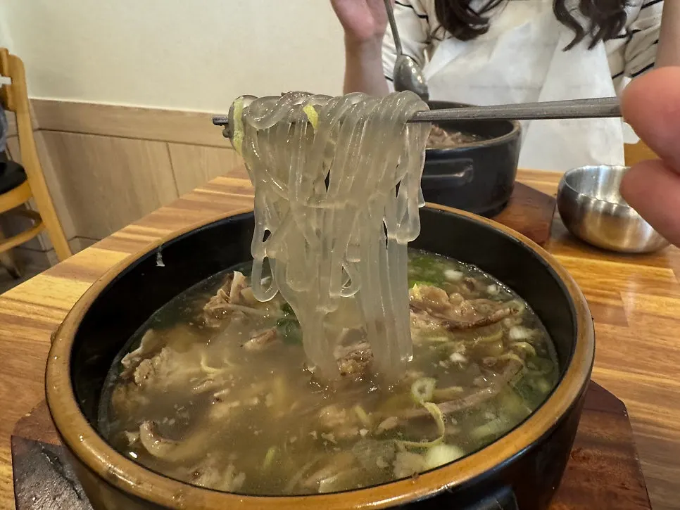 진한 국물의 갈비탕 한 숟가락
