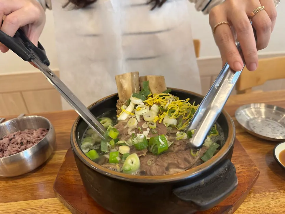 얇게 썬 고기가 넉넉한 아롱사태갈비탕