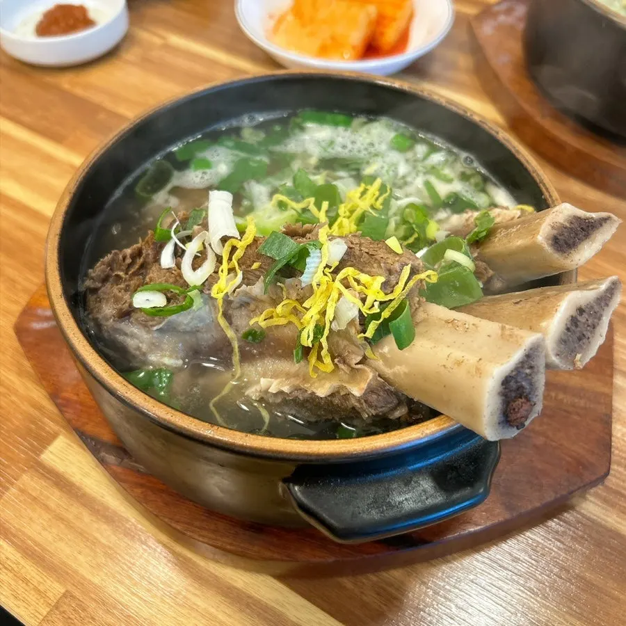 Strength-recovery special galbitang with three ribs rising above the bowl