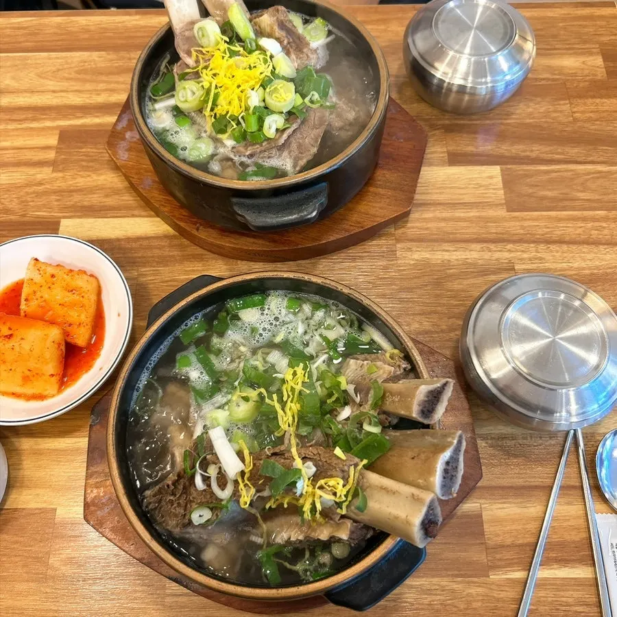A table at Hoegi Wang Galbitang after finishing the meal