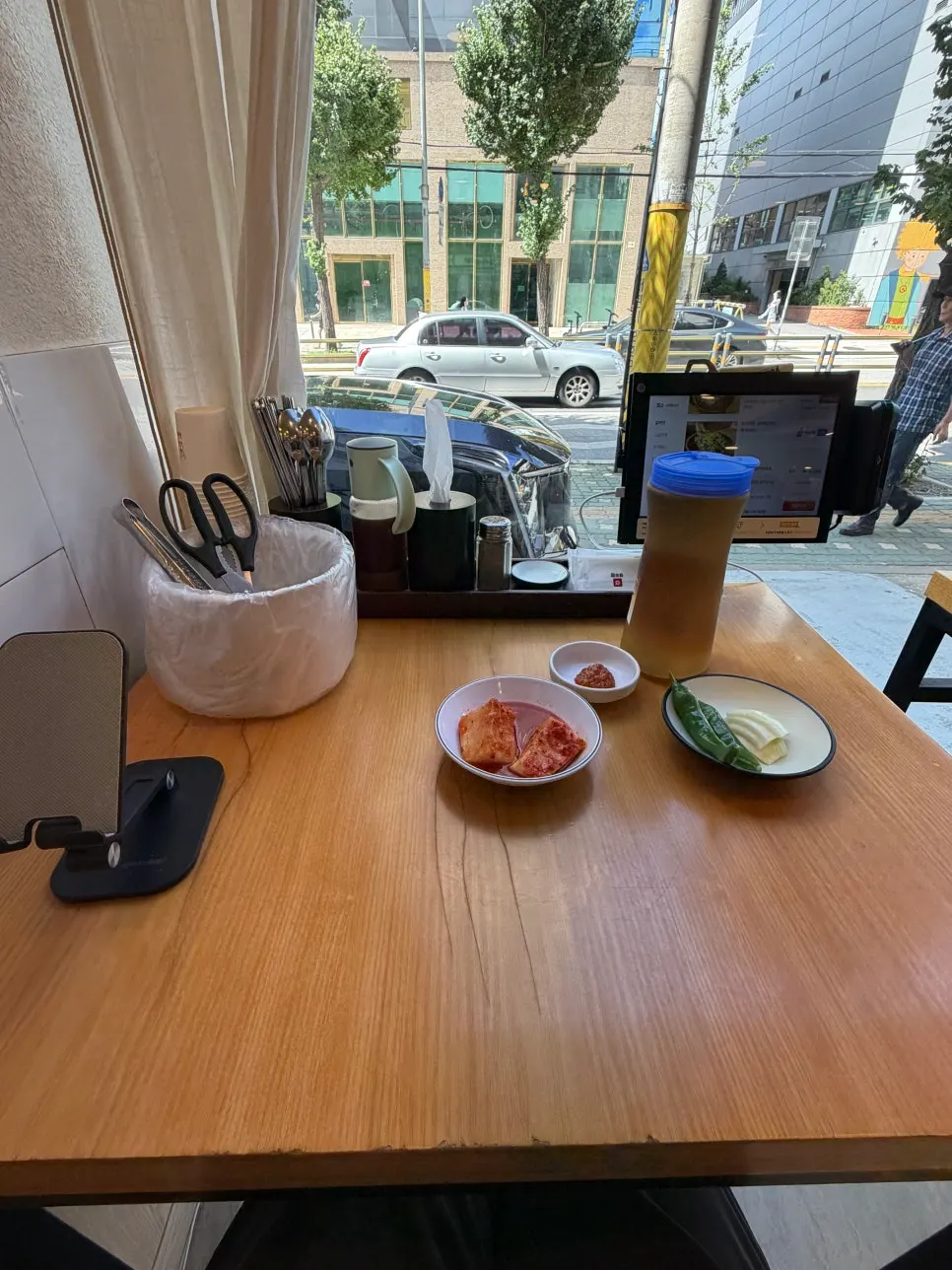 Window-facing single seat for solo dining