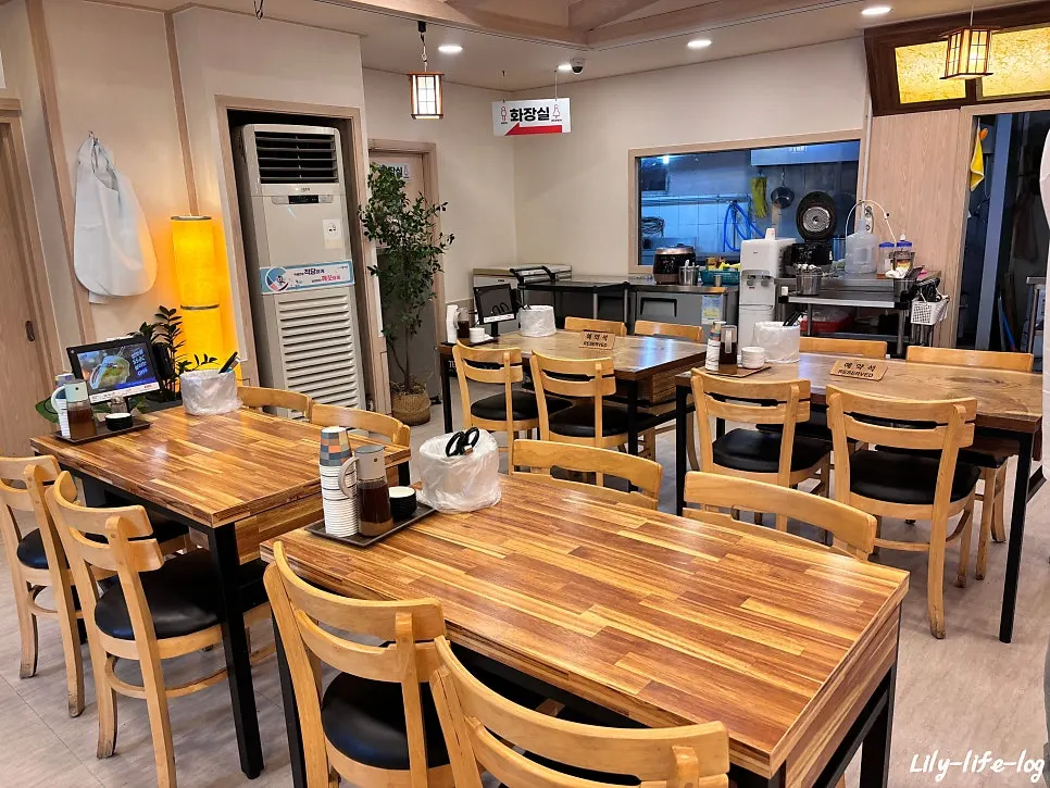 すっきりした回基王カルビタンの店内ホール
