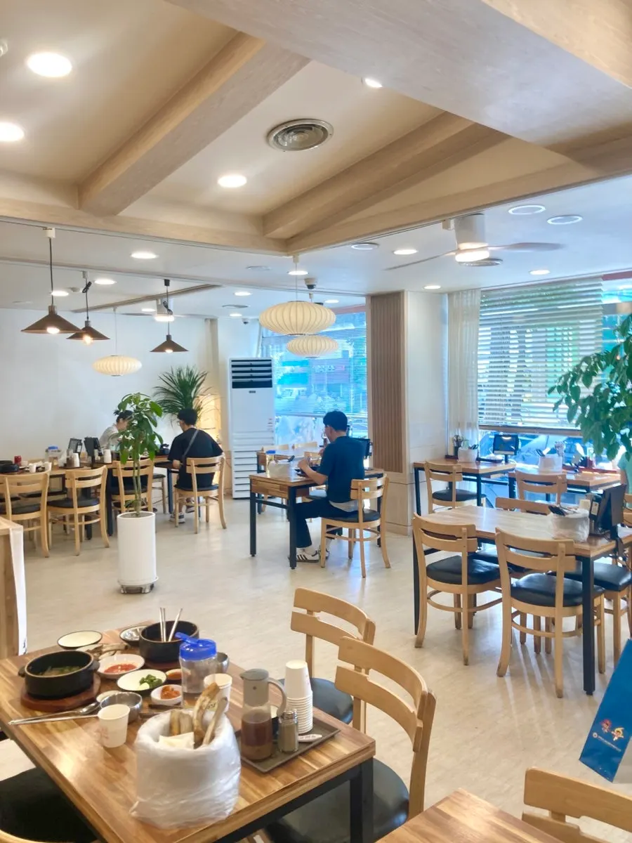 깔끔하게 관리된 회기왕갈비탕 내부