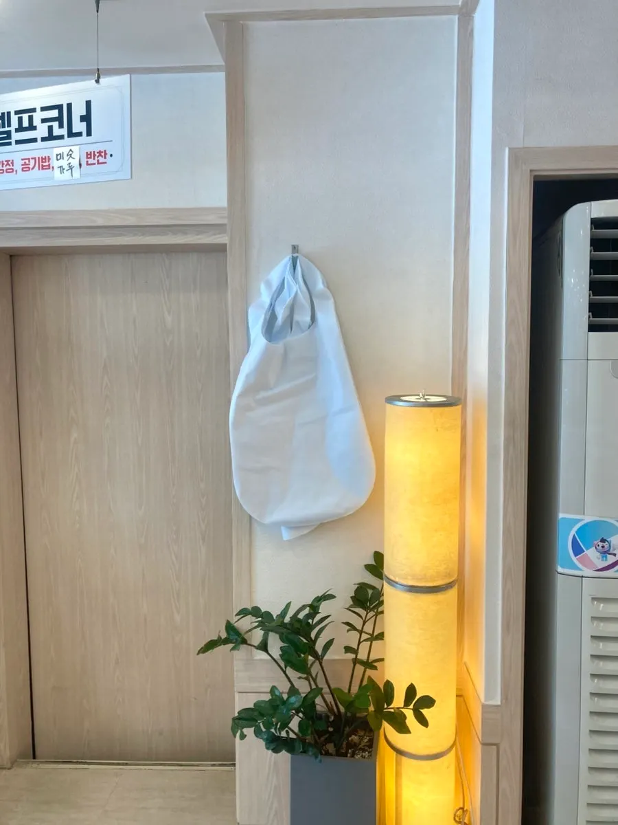 테이블 태블릿 주문기와 앞치마