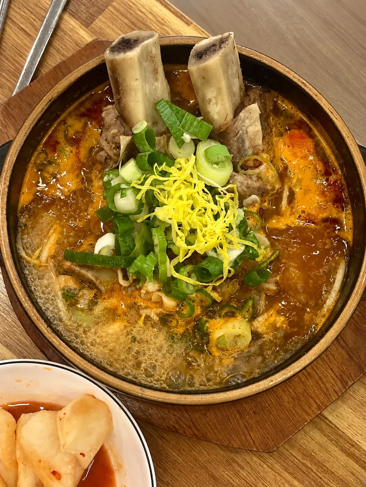 주문한 갈비탕 두 그릇 상차림