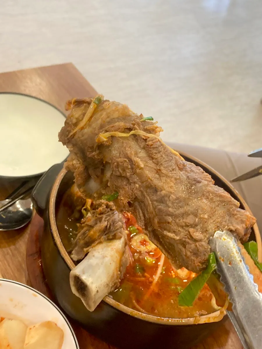 맑은 국물의 원기회복 갈비탕