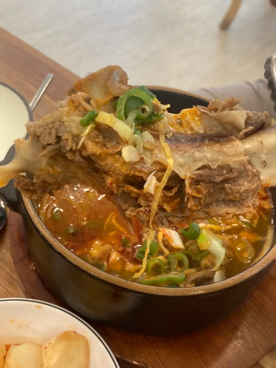 뚝배기에 담긴 큼직한 갈빗대
