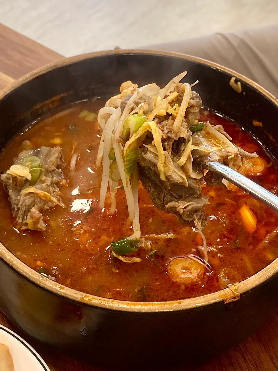 매콤한 국물에 적신 갈비살