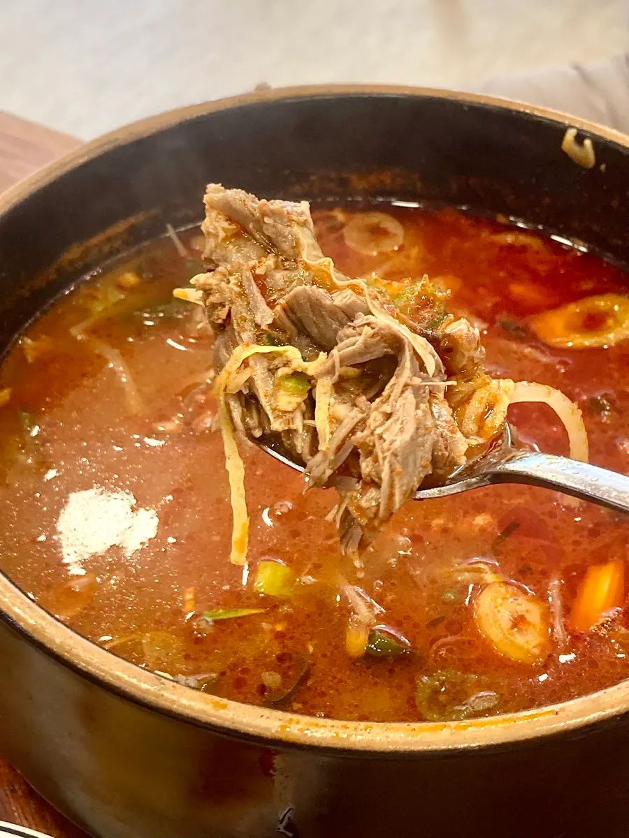 밥 위에 올린 갈비살과 국물