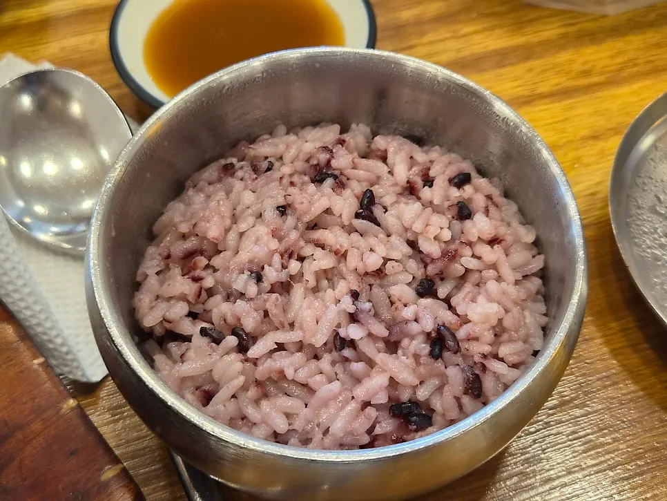 Cleanly managed side dish containers at the self-serve bar