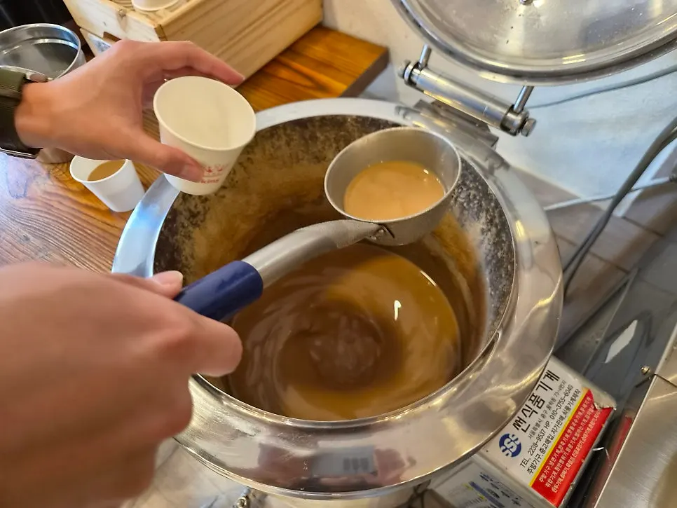 Thick misutgaru scooped with a ladle