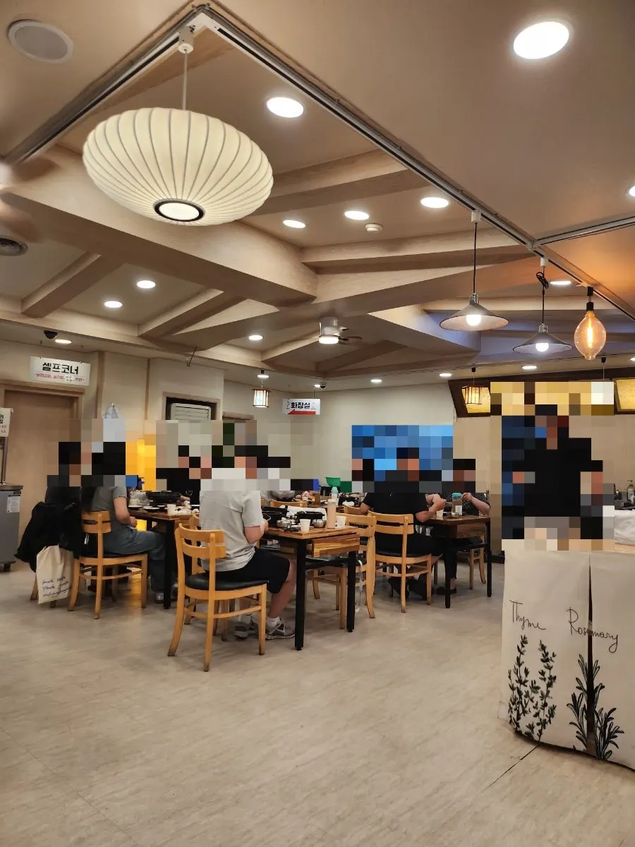 손님으로 꽉 찬 회기왕갈비탕 내부