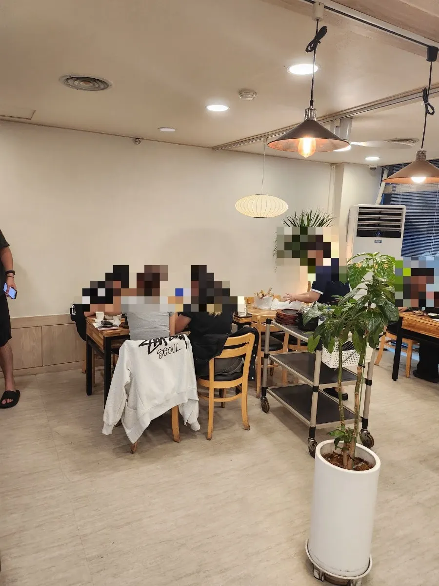 단체 손님도 앉을 수 있는 넓은 홀 좌석