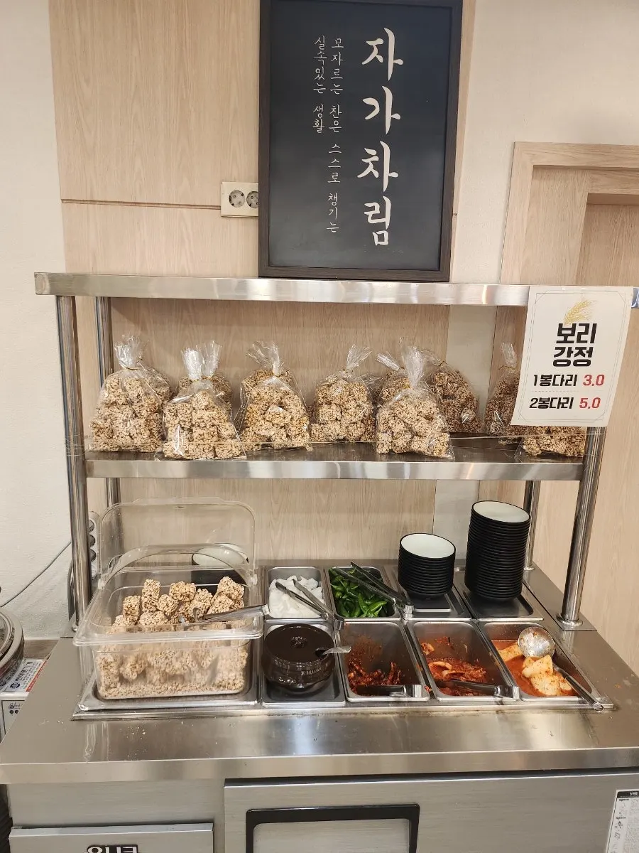 원산지 표시판이 있는 매장 벽면