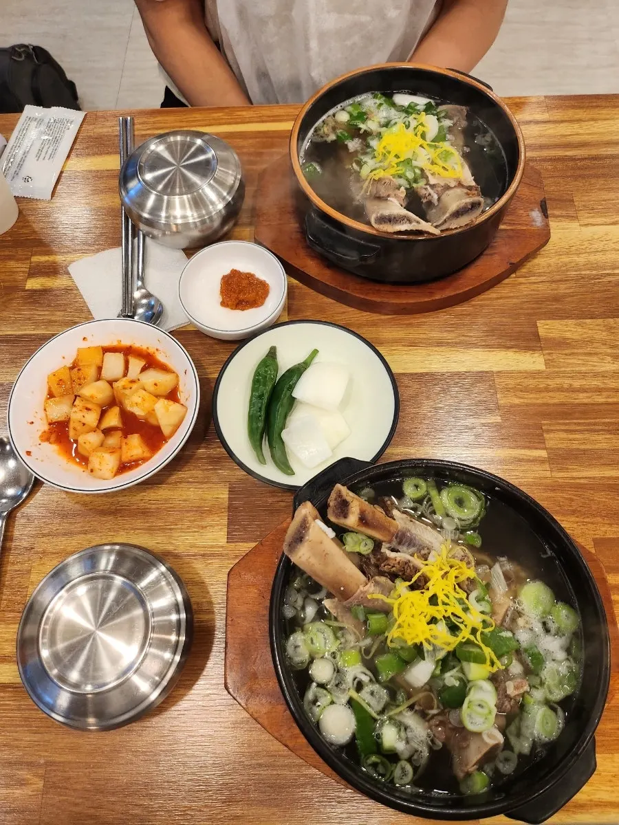 갈빗대 2개가 들어간 원기회복 갈비탕 상차림
