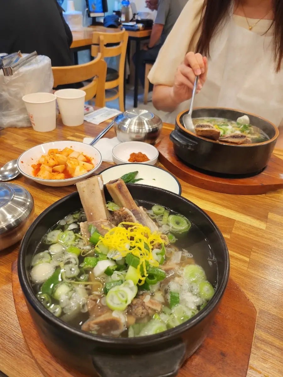 국물이 진한 원기회복 갈비탕 클로즈업