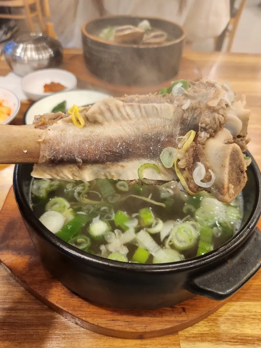 부드럽게 뜯어지는 갈비 고기