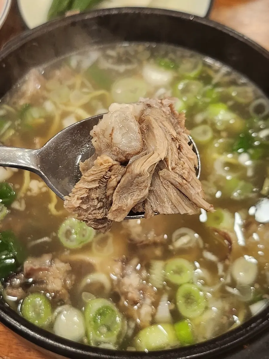 공기밥과 함께 먹는 갈비탕 한 상