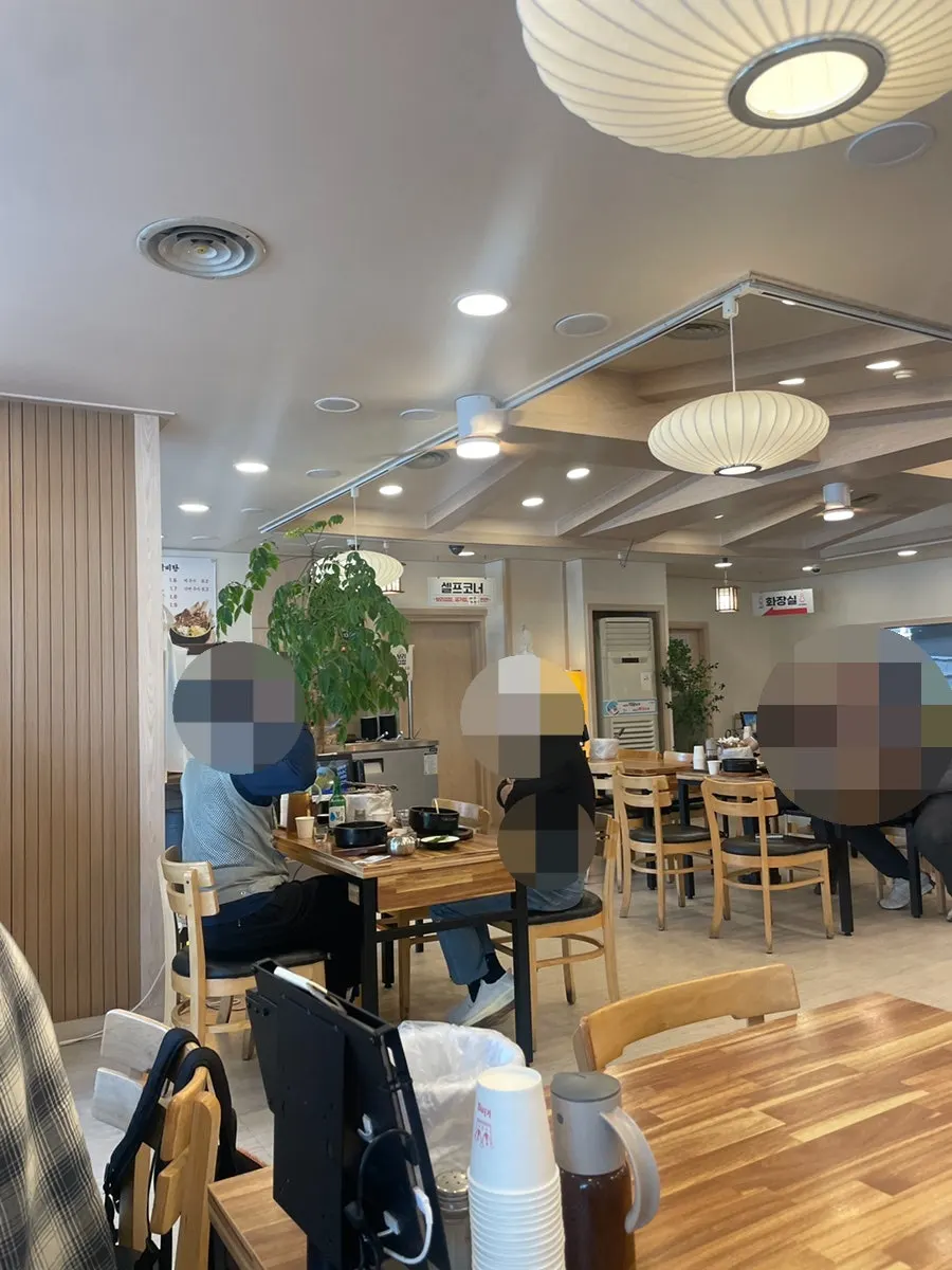 회기왕갈비탕 실내 좌석 풍경