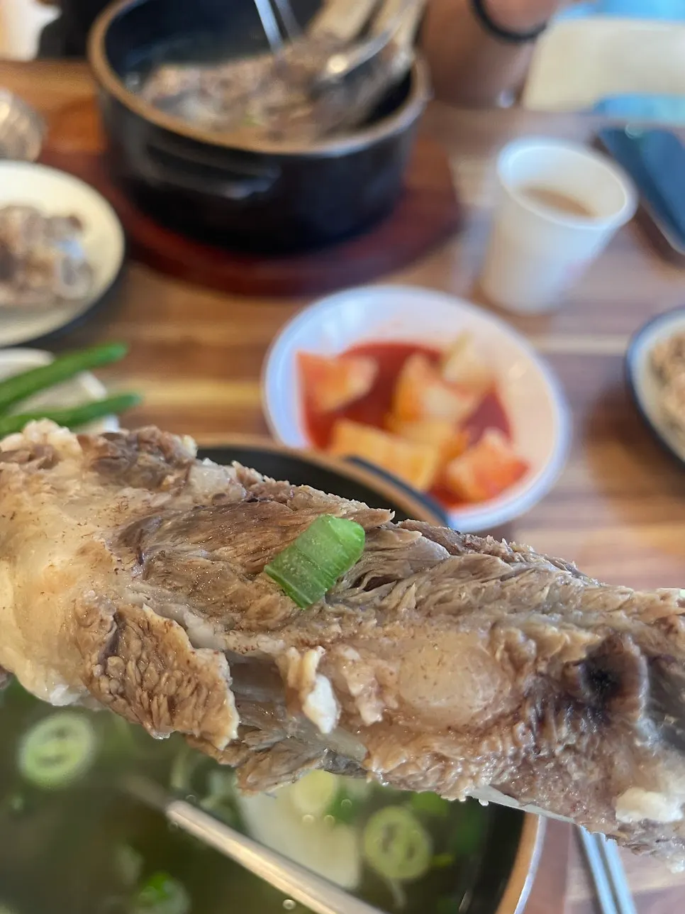 뚝배기에 담겨 나온 왕갈비탕 국물
