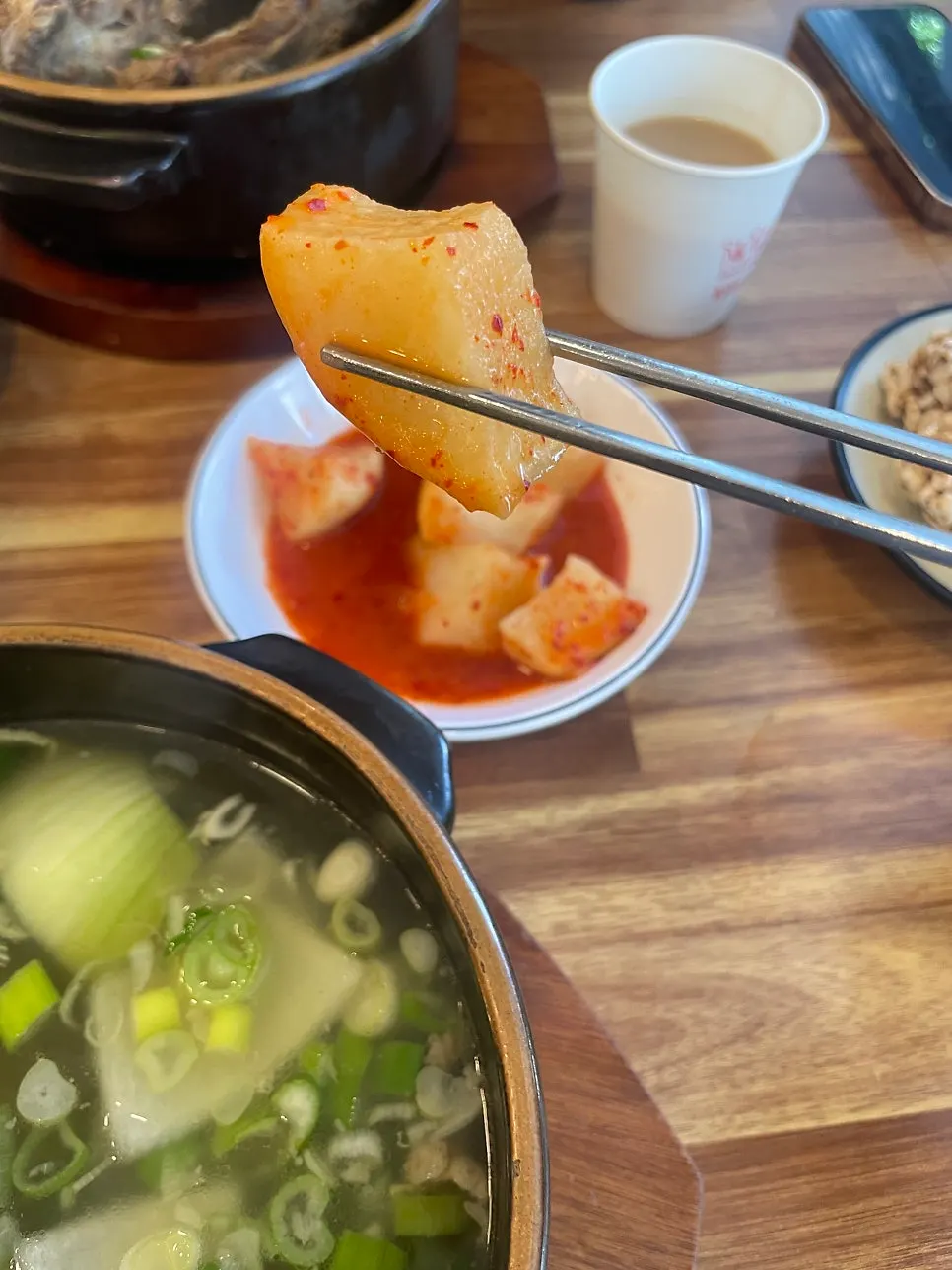 살을 발라 먹은 큼직한 왕갈비