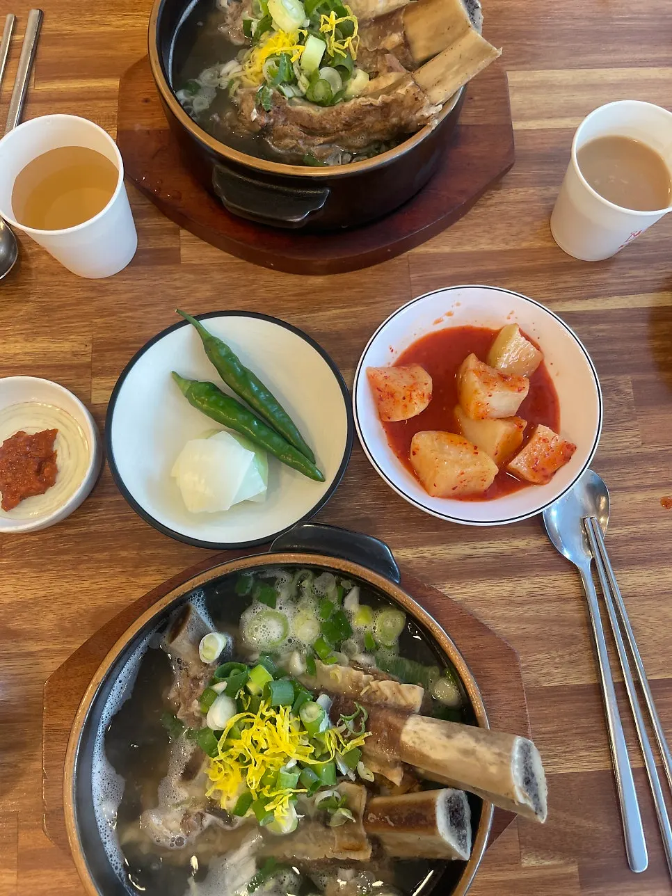 갈비탕에 곁들인 직접 담근 깍두기