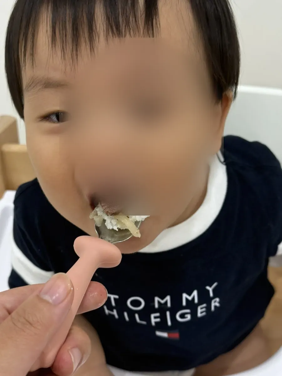 이유식을 먹는 아기 식사 장면