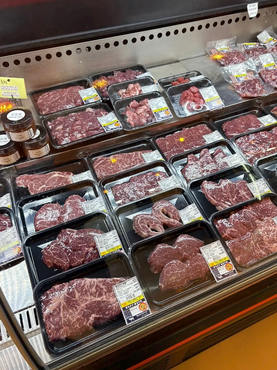 저지방 숙성 한우가 놓인 진열대