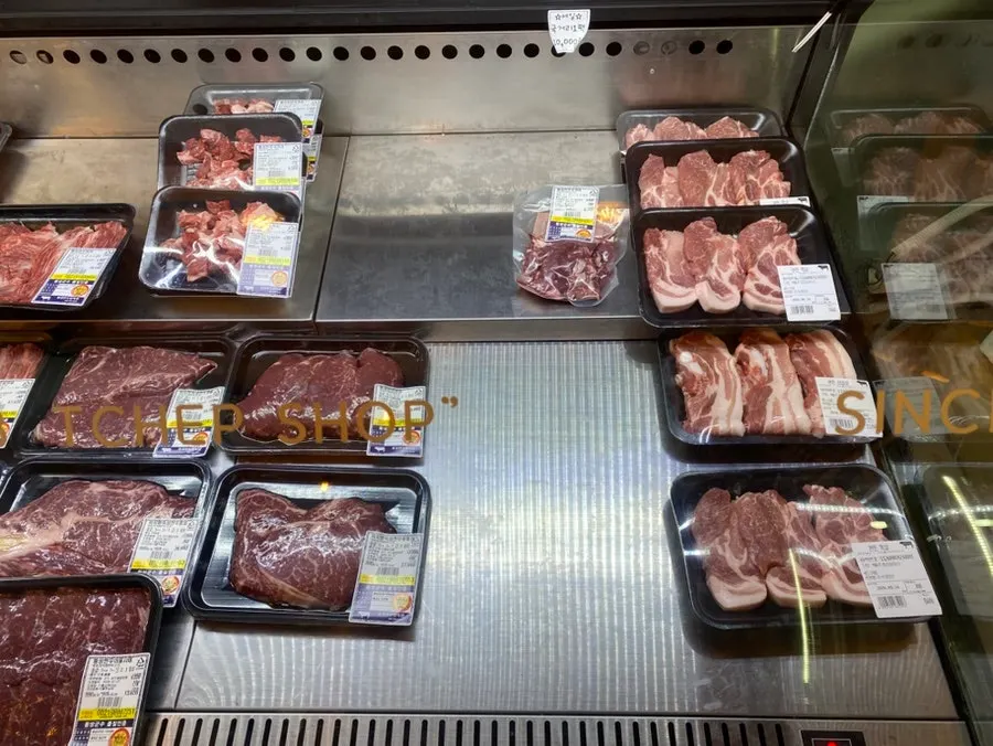 Hanwoo bone broth and boiled meat displayed as easy meal options