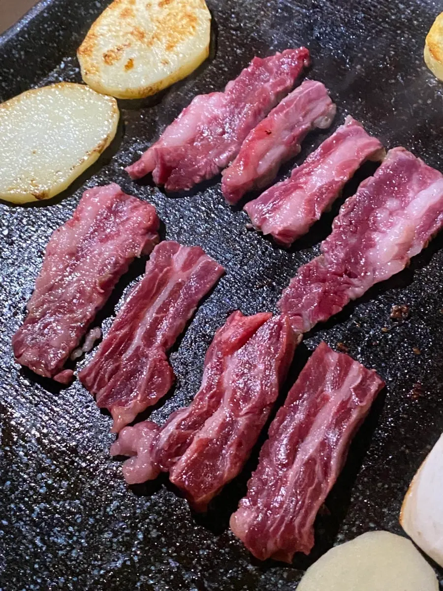 Hoengseong hanwoo galbisal cooking on the grill